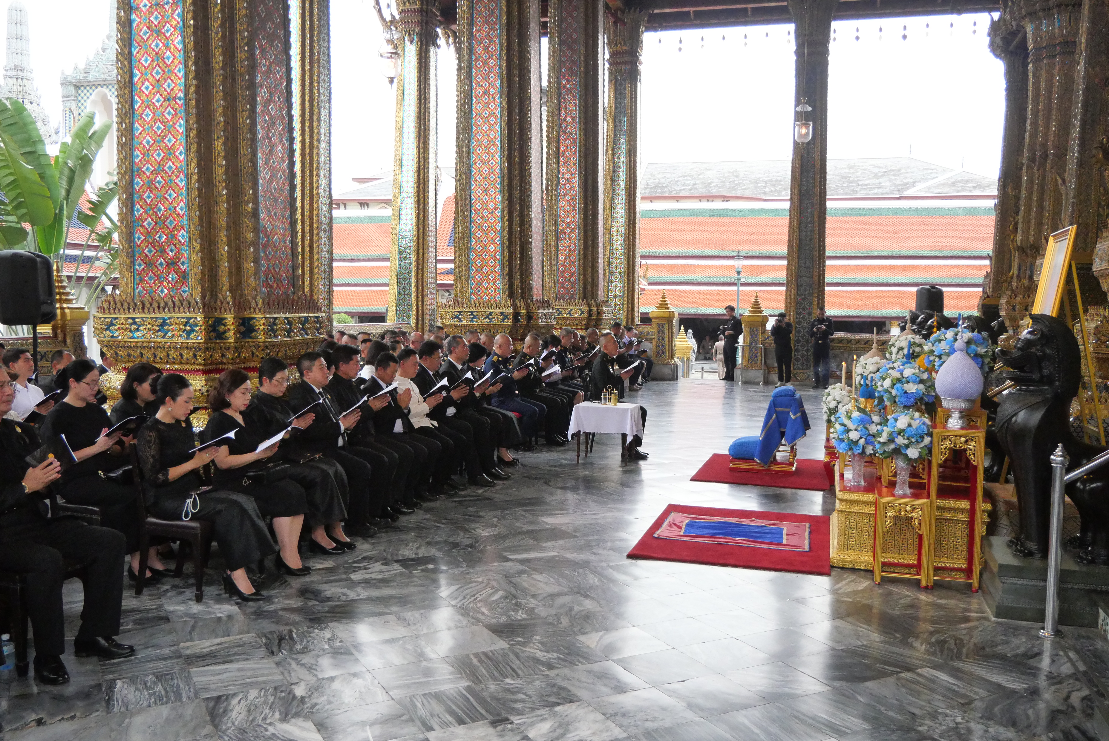 title - ส.ป.ก. ร่วมพิธีสวดพระพุทธมนต์ และเจริญจิตตภาวนาอุทิศถวายพระราชกุศลแด่ สมเด็จพระนางเจ้าสิริกิติ์ พระบรมราชินีนาถ พระบรมราชชนนีพันปีหลวง ณ พระอุโบสถวัดพระศรีรัตนศาสดาราม